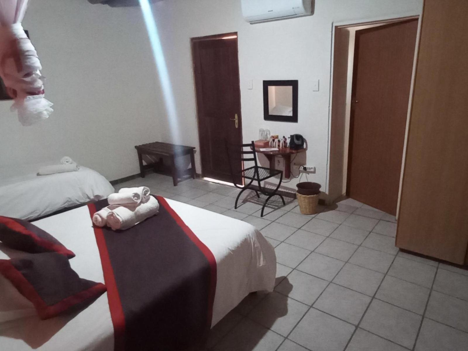Ombinda Country Lodge Outjo Habitación foto