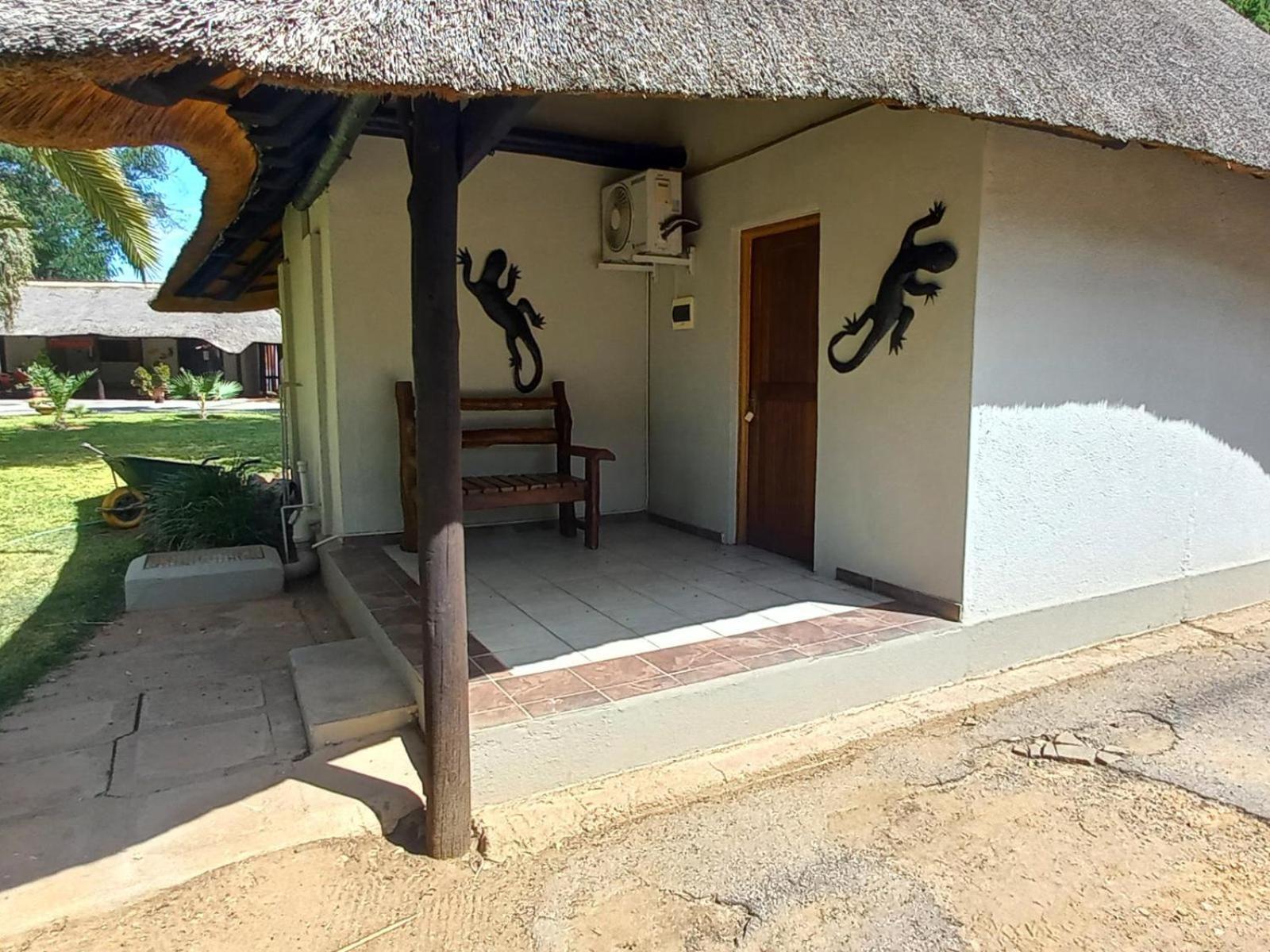 Ombinda Country Lodge Outjo Habitación foto